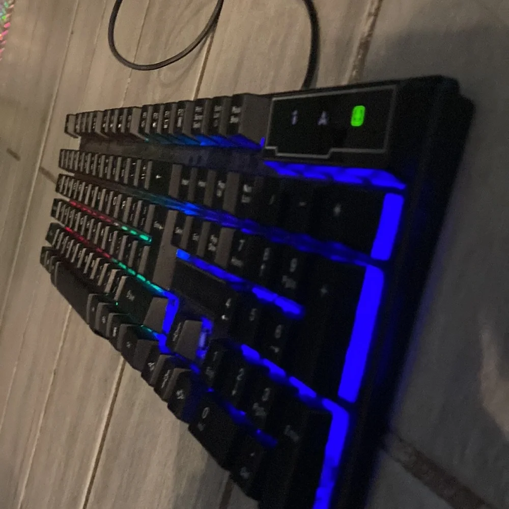 Gaming keyboard, lights up and is in good condition